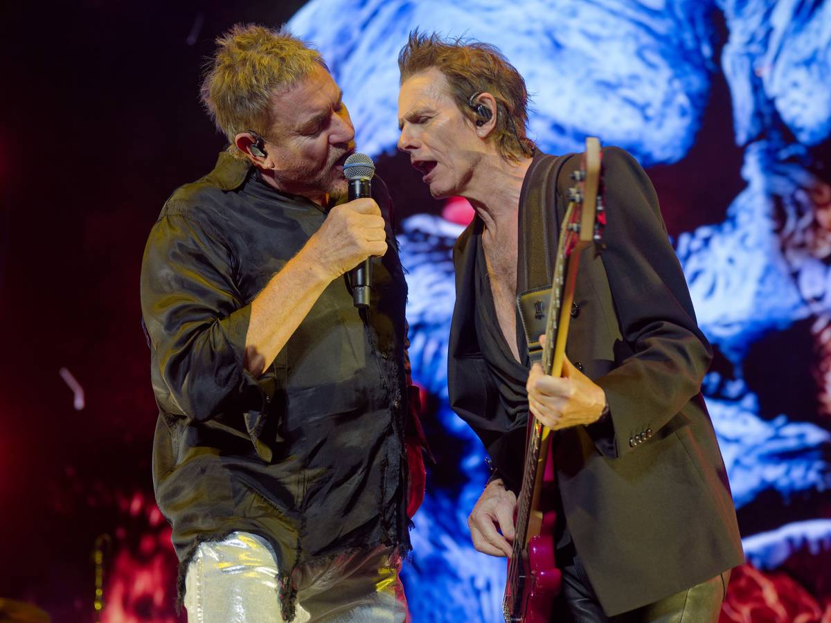 Die britische Popband Duran Duran beim Auftritt auf der Bühne.