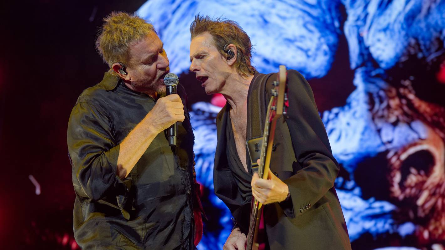 Die britische Popband Duran Duran beim Auftritt auf der Bühne.