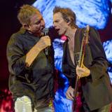 Die britische Popband Duran Duran beim Auftritt auf der Bühne.