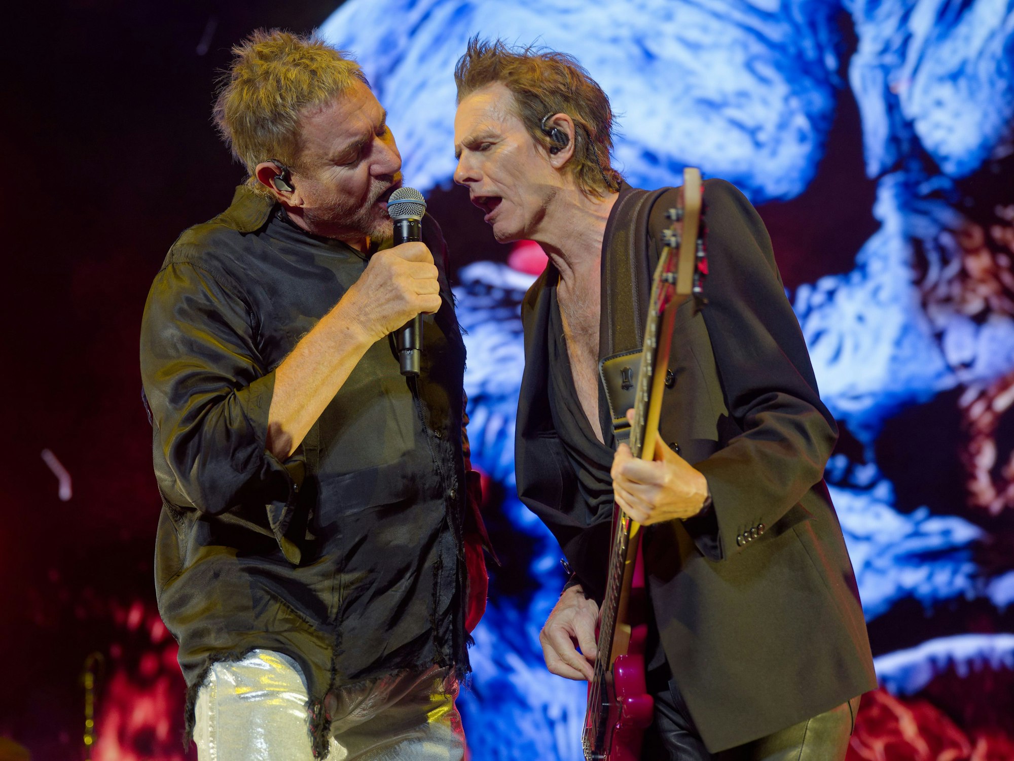 Simon Le Bon und John Taylor von Duran Duran auf der Bühne.