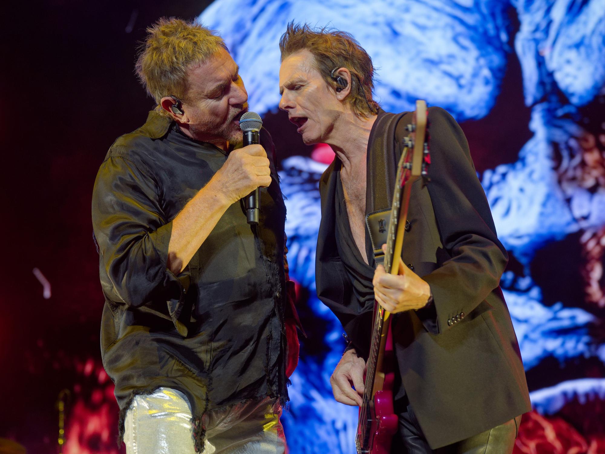 Die britische Popband Duran Duran beim Auftritt auf der Bühne.