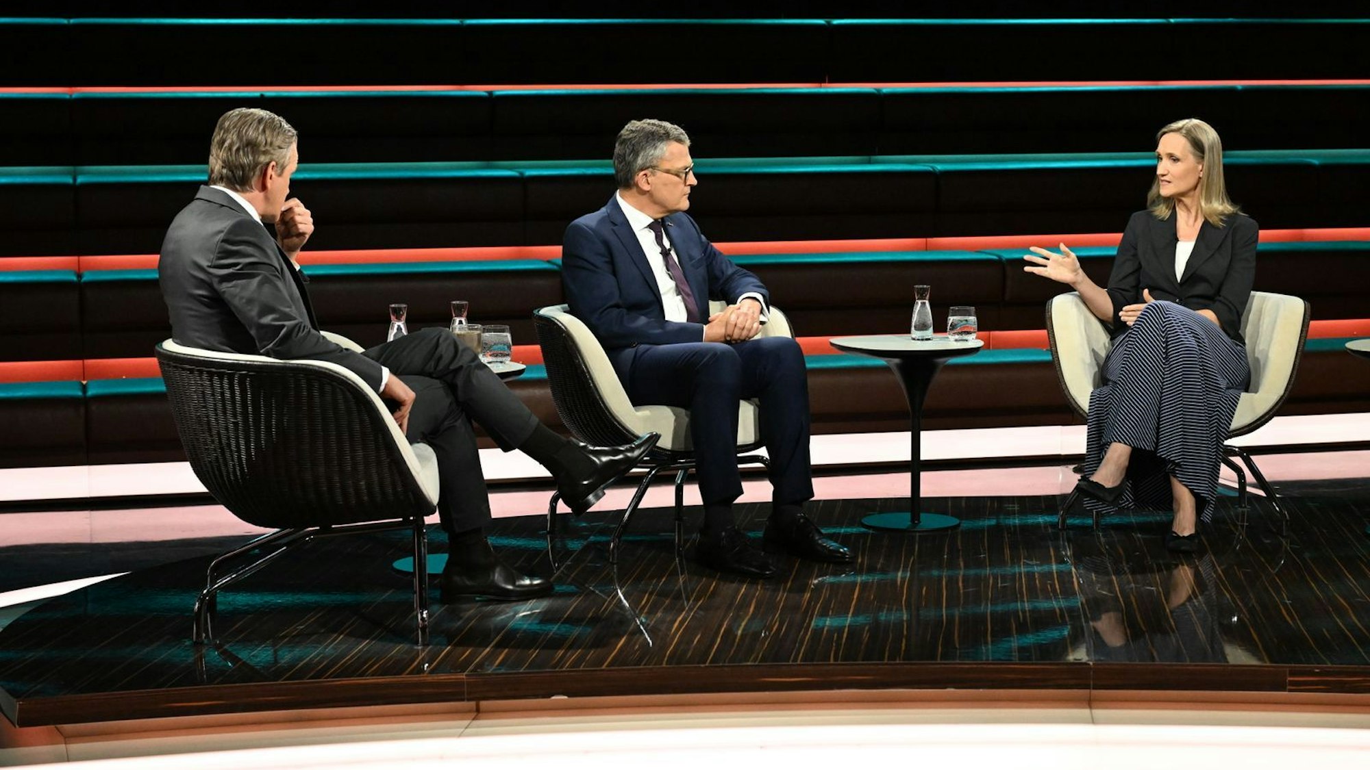 Roderich Kiesewetter (Mitte) eckte bei Markus Lanz und Kristin Helberg an. (Bild: ZDF / Cornelia Lehmann)