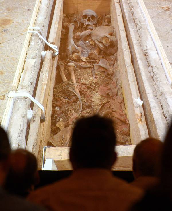Das Landesamt für Denkmalpflege und Archäologie Sachsen-Anhalt zeigt in der Sakristei des Magdeburger Doms Medienvertretern ein Live-Video, welches das Innere der Holzkiste des Grabes von Otto dem Großen zeigt.