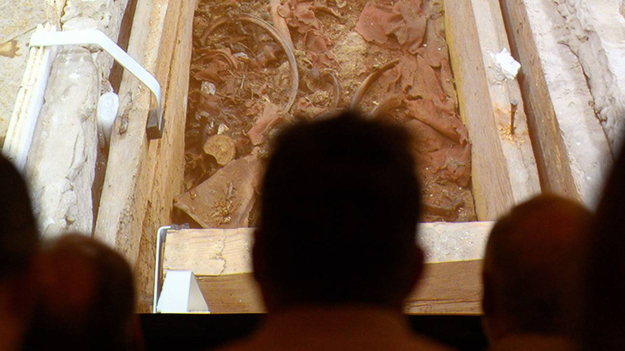 Das Landesamt für Denkmalpflege und Archäologie Sachsen-Anhalt zeigt in der Sakristei des Magdeburger Doms Medienvertretern ein Live-Video, welches das Innere der Holzkiste des Grabes von Otto dem Großen zeigt.