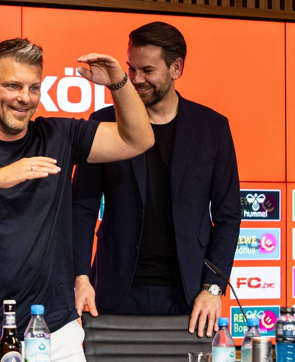 PrTrainer Lukas Kwasniok (l.) und Sportdirektor Thomas Kessler bei der Pressekonferenz des 1. FC Köln am 25. Juni 2025.