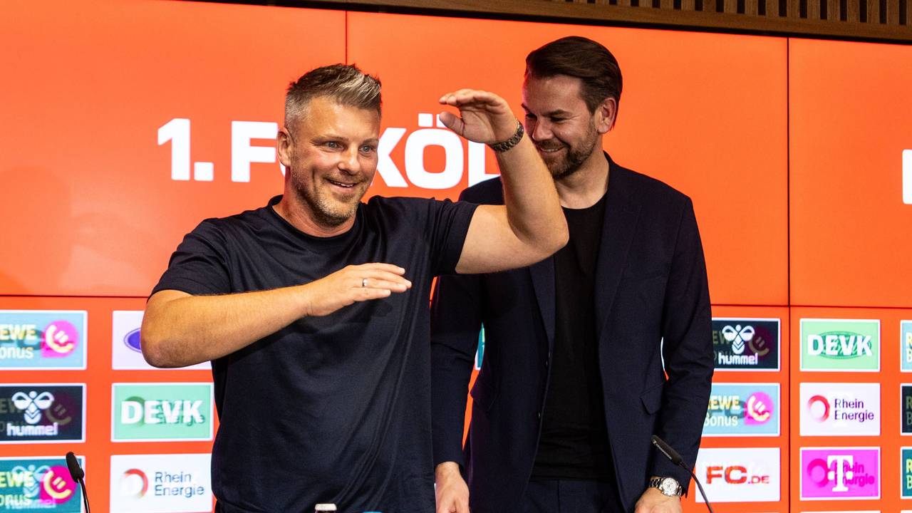 PrTrainer Lukas Kwasniok (l.) und Sportdirektor Thomas Kessler bei der Pressekonferenz des 1. FC Köln am 25. Juni 2025.