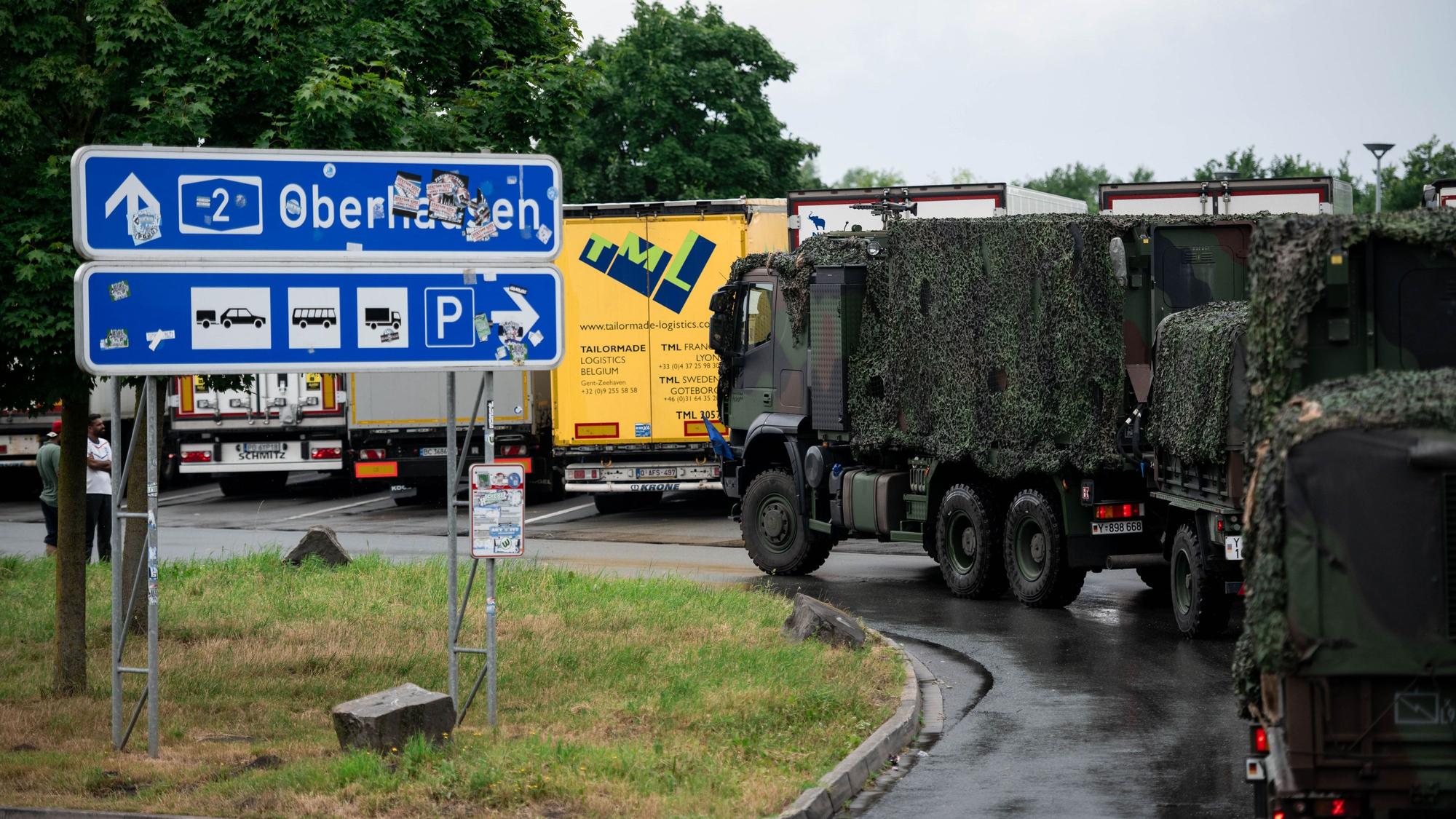Eine Kolonne von Militärfahrzeugen fährt auf den Rastplatz Resser Mark in Recklinghausen.