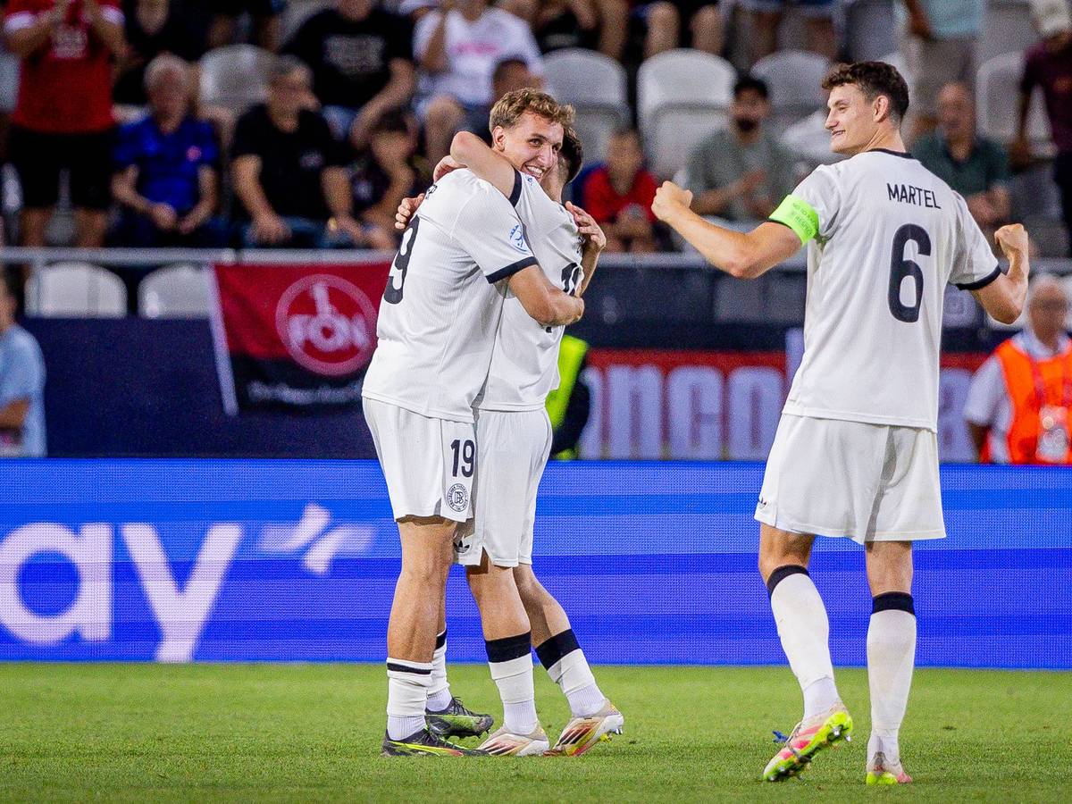 Eric Martel (r., 1. FC Köln) ballt die Fäuste nach dem Halbfinalsieg bei der U21-EM gegen Frankreich am 25. Juni 2025, Nelson Weiper und Brajan Gruda liegen sich in den Armen.