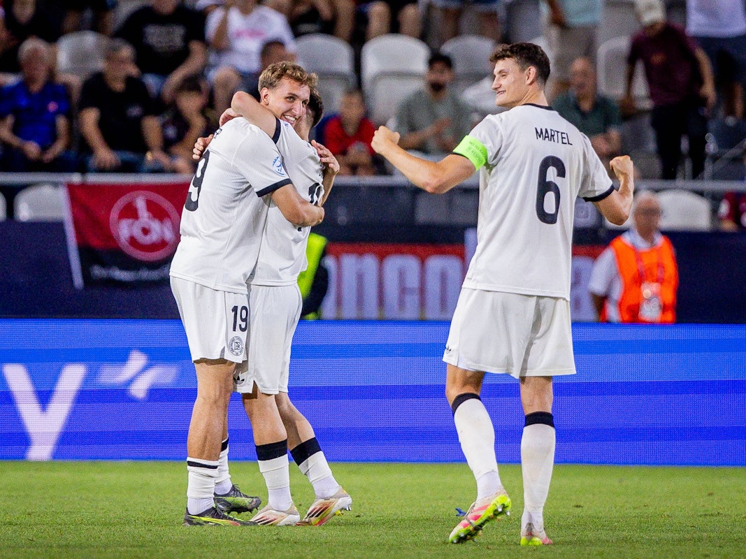 Eric Martel (r., 1. FC Köln) ballt die Fäuste nach dem Halbfinalsieg bei der U21-EM gegen Frankreich am 25. Juni 2025, Nelson Weiper und Brajan Gruda liegen sich in den Armen.