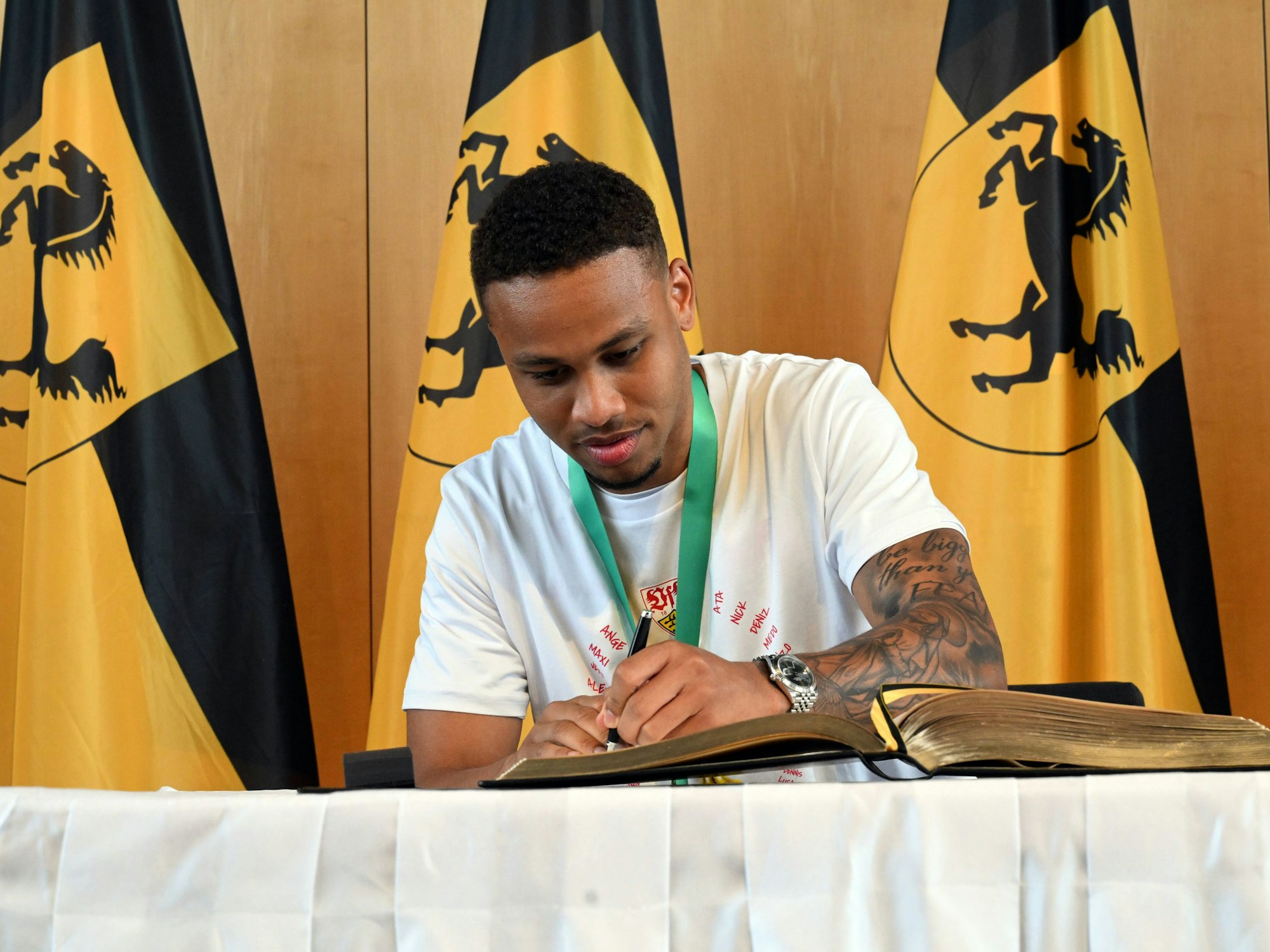 Nikolas Nartey beim Empfang im Stuttgarter Rathaus nach dem Gewinn des DFB-Pokals.