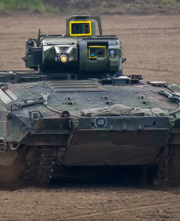 in Schützenpanzer vom Typ Puma fährt auf einem Gelände.