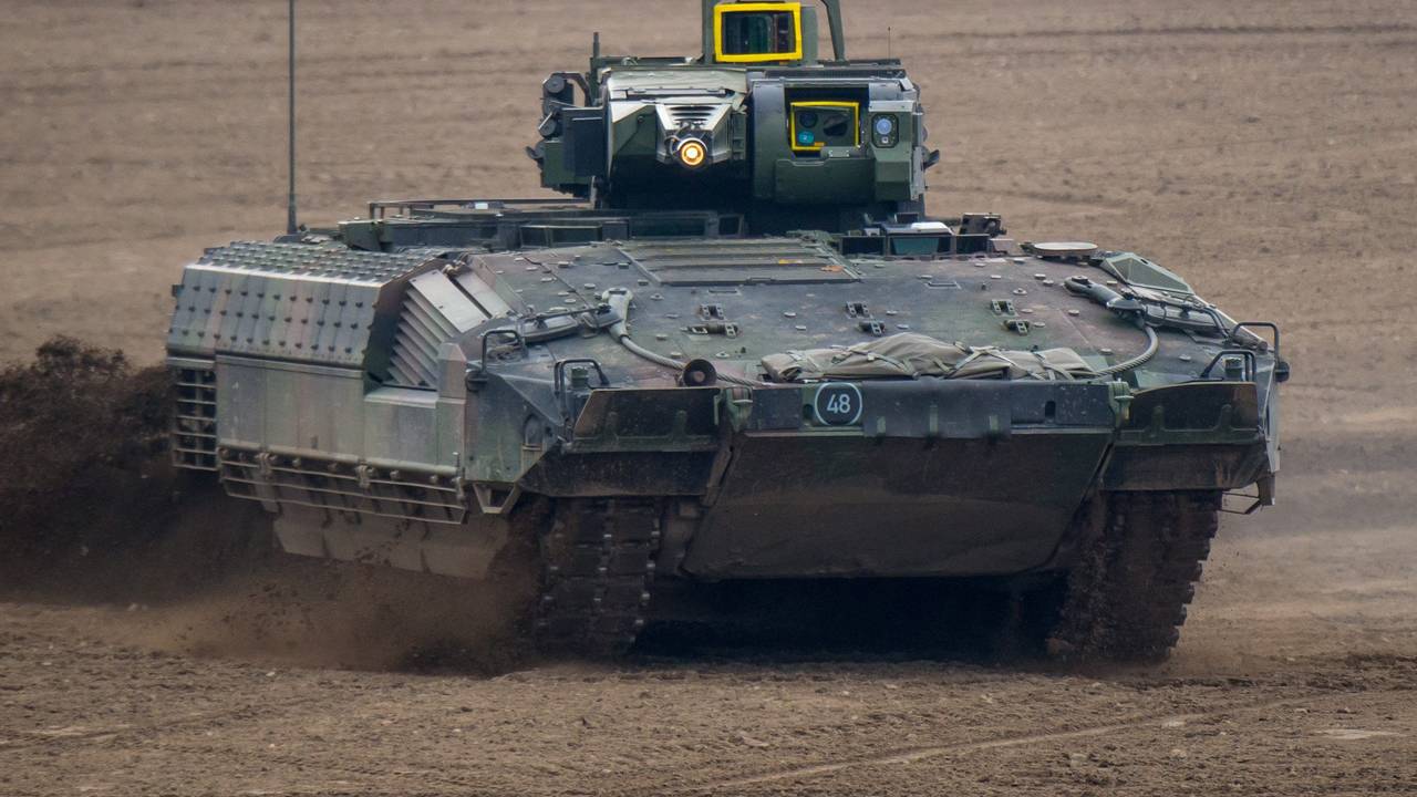 in Schützenpanzer vom Typ Puma fährt auf einem Gelände.