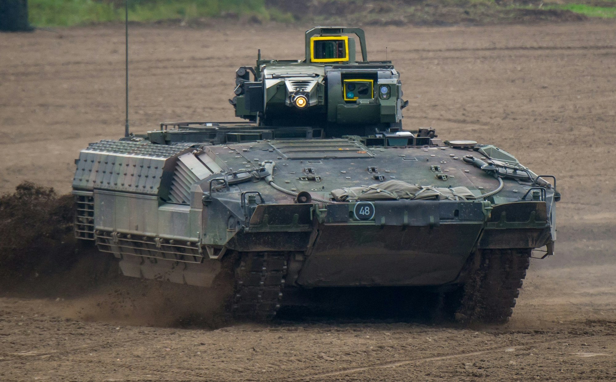 in Schützenpanzer vom Typ Puma fährt auf einem Gelände.
