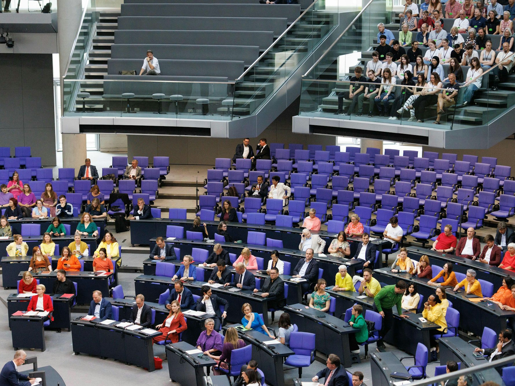 Mitglieder der Bundestagsfraktionen Die Linke und Bündnis 90/Die Grünen tragen Kleidung in den Regenbogenfarben.