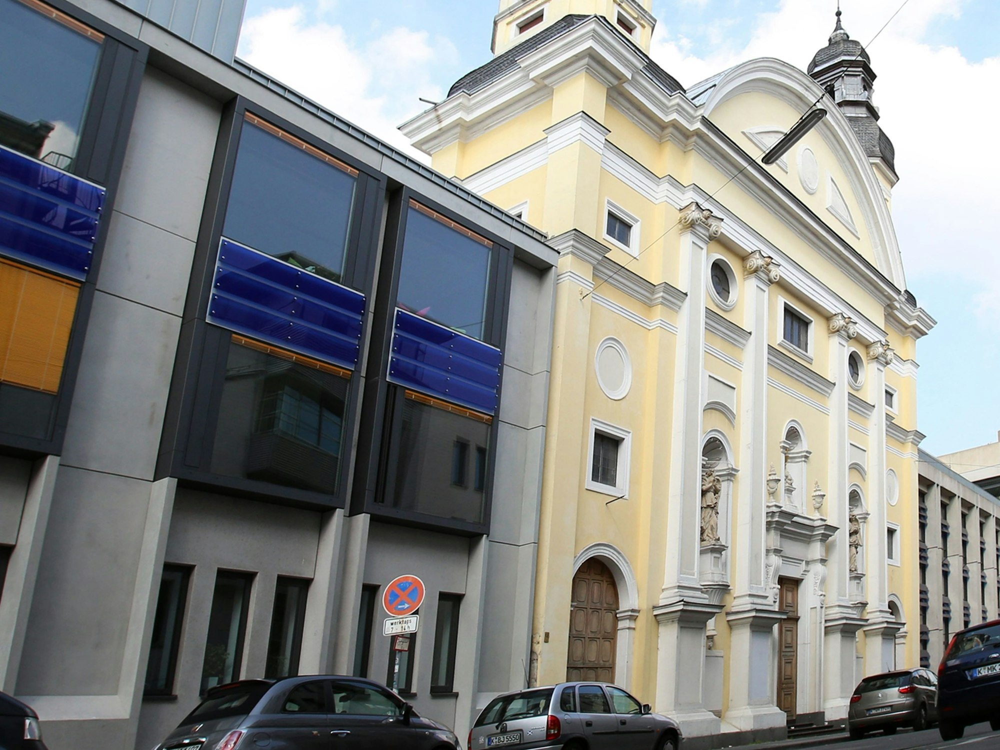 Blick auf ein Schulgebäude.
