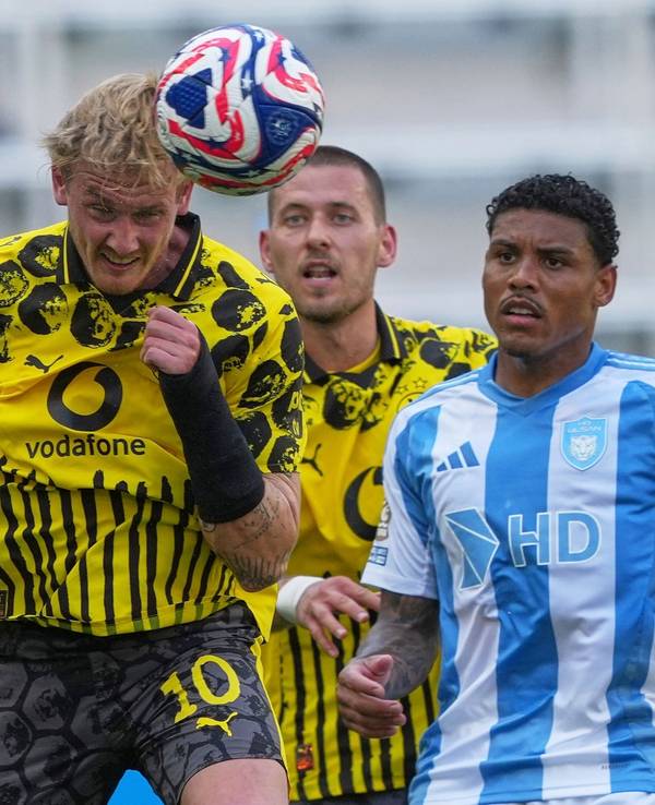 Julian Brandt trug im BVB-Spiel bei der Klub-WM gegen Ulsan HD erstmals die auffällige Schiene am linken Arm.