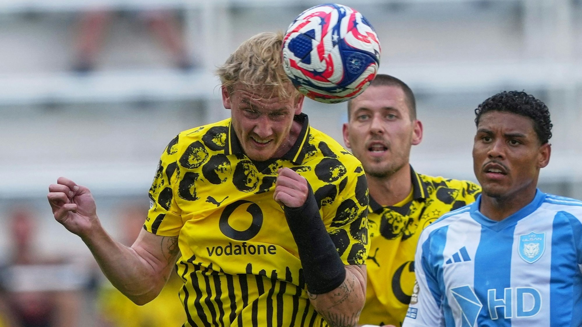 Julian Brandt trägt aktuell eine Schiene am linken Arm.