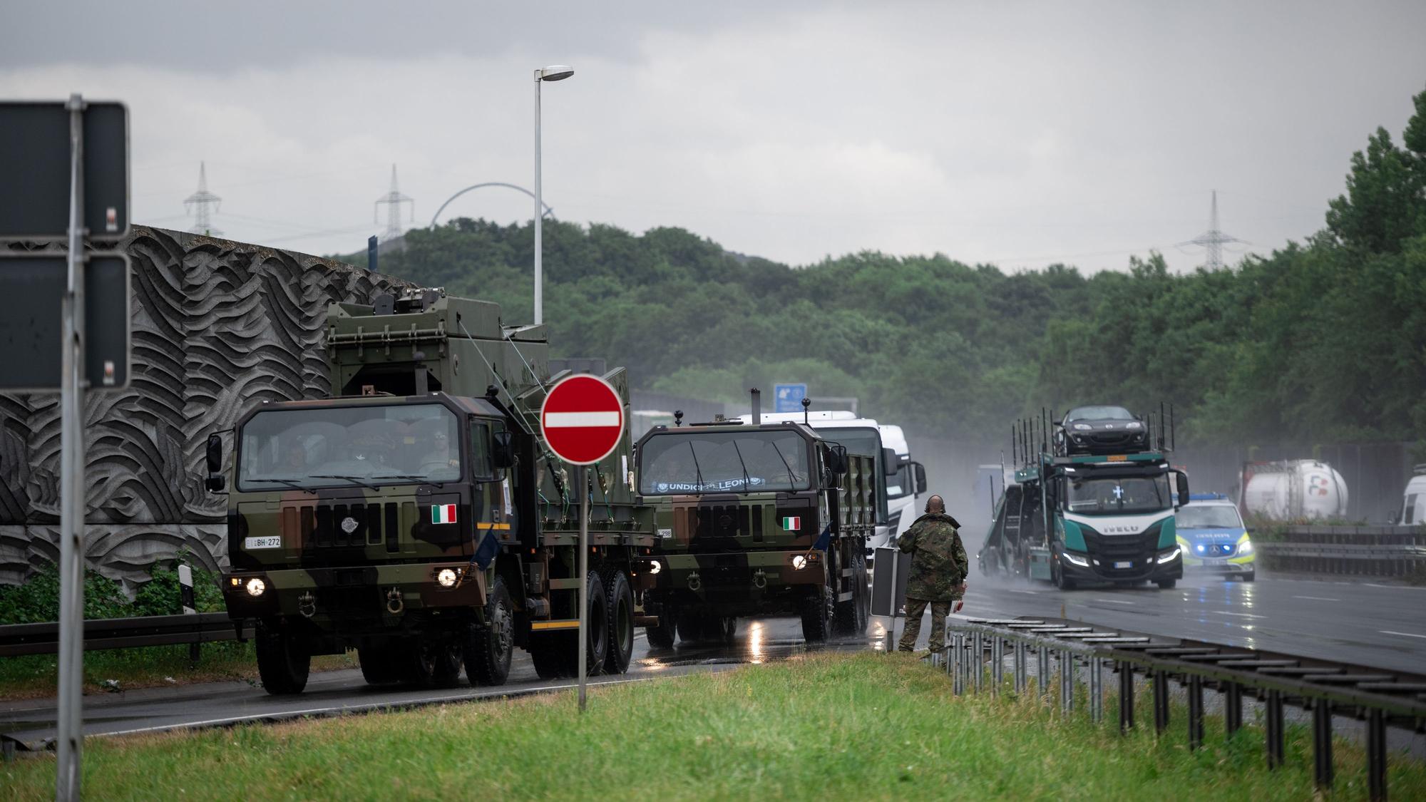 Eine Kolonne von Militärfahrzeugen auf der A2 in Recklinghausen.
