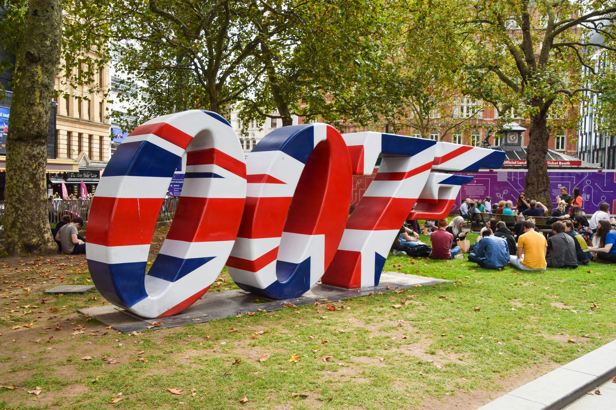 Berühmtes 007-Logo (hier 2021 in London): Ein neuer Regisseur wurde für einen neuen Bond-Streifen bekannt gegeben.