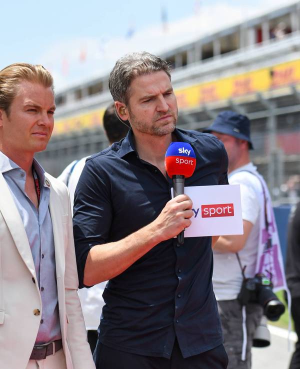 Ralf Schumacher und Nico Rosberg bei einer Sky-Übertragung zur Formel 1 an der Seite von Moderator Peter Hardenacke.