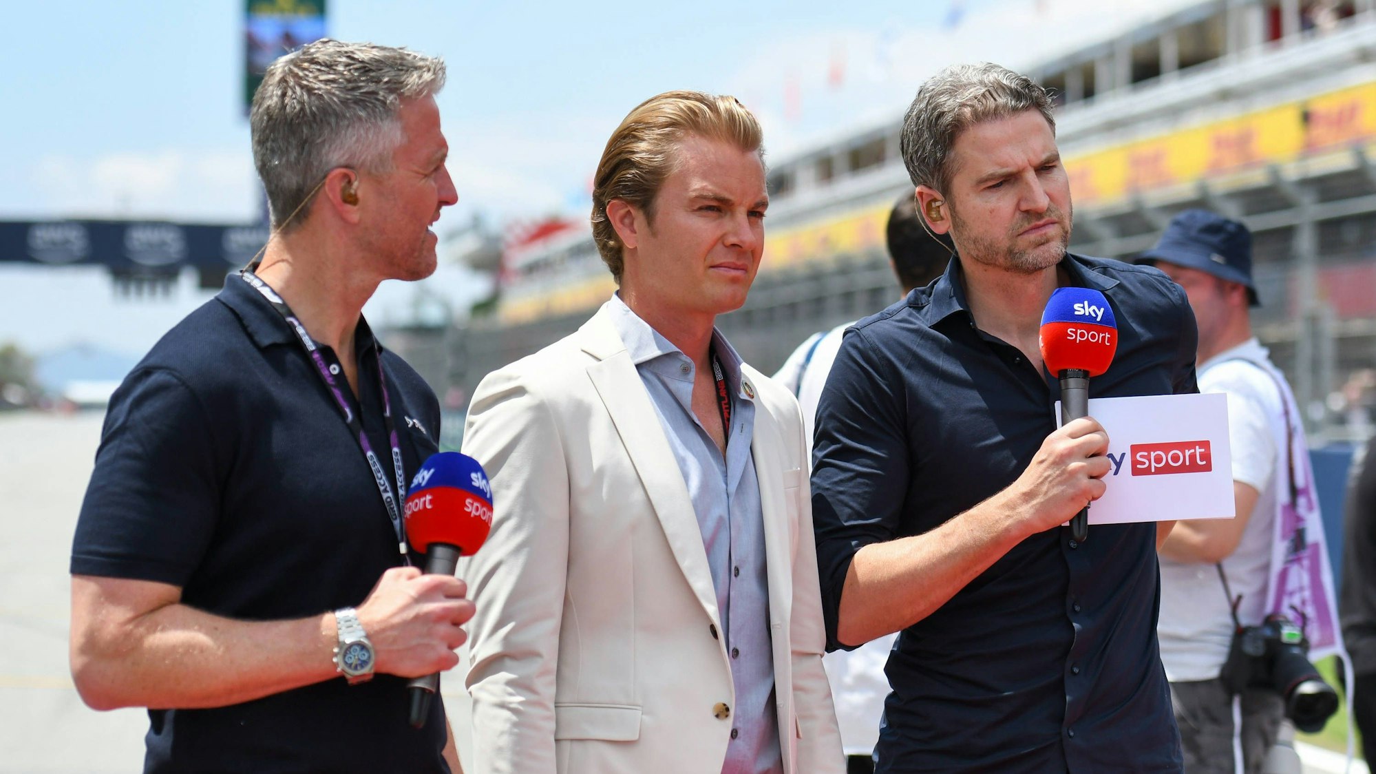 Ralf Schumacher und Nico Rosberg bei einer Sky-Übertragung zur Formel 1 an der Seite von Moderator Peter Hardenacke.