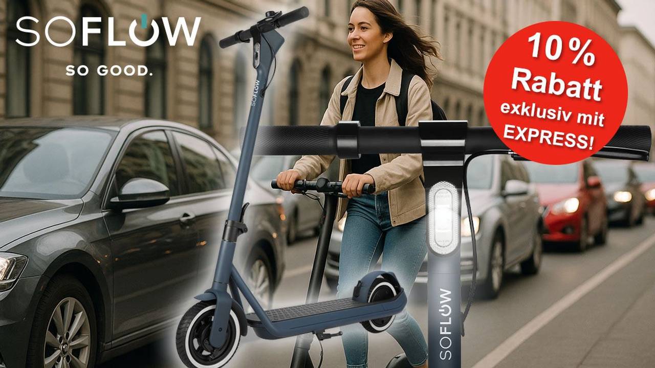 Junge Frau fährt in der Innenstadt mit einem E-Scooter an stehenden Autos vorbei, davor SoFlow SO ONE Lite E-Scooter.