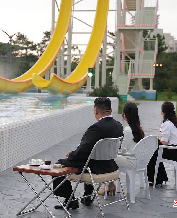 Kim Jong-un (41) bei der Einweihung einer Wasserrutsche.