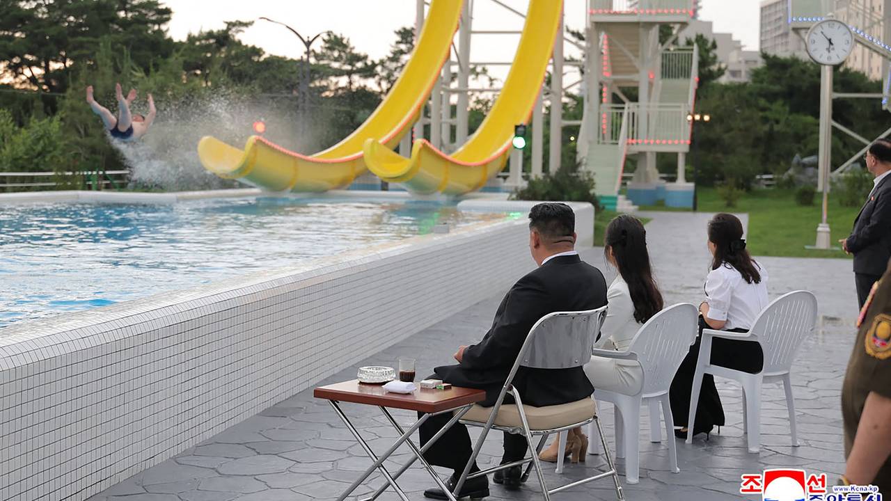 Kim Jong-un (41) bei der Einweihung einer Wasserrutsche.