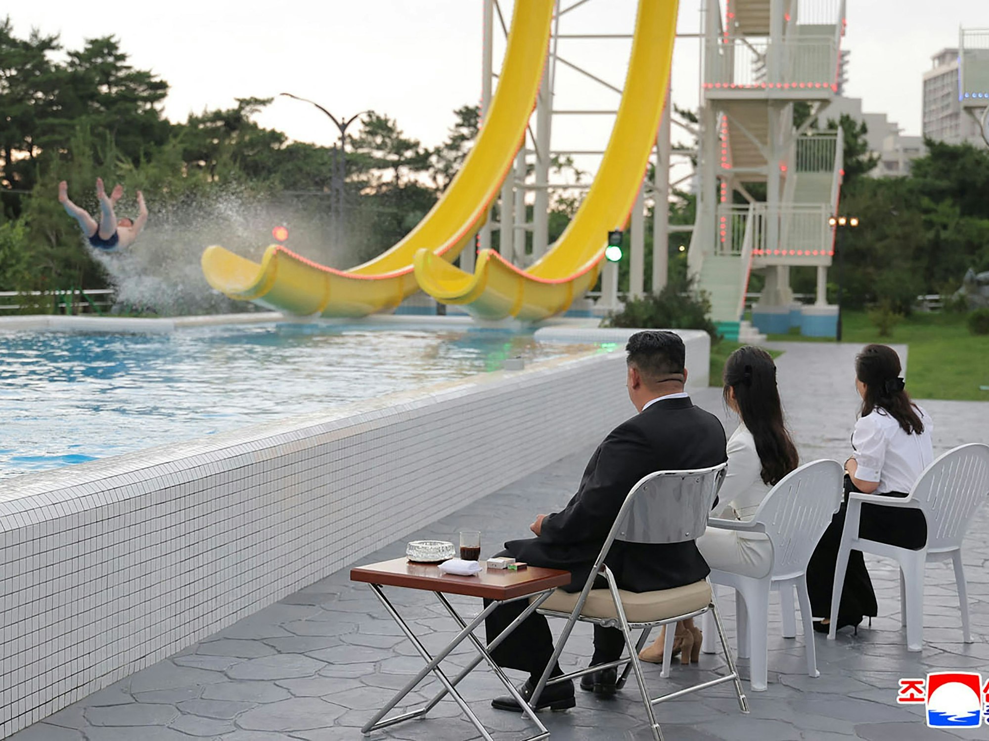 Kim Jong-un (41) bei der Einweihung einer Wasserrutsche.