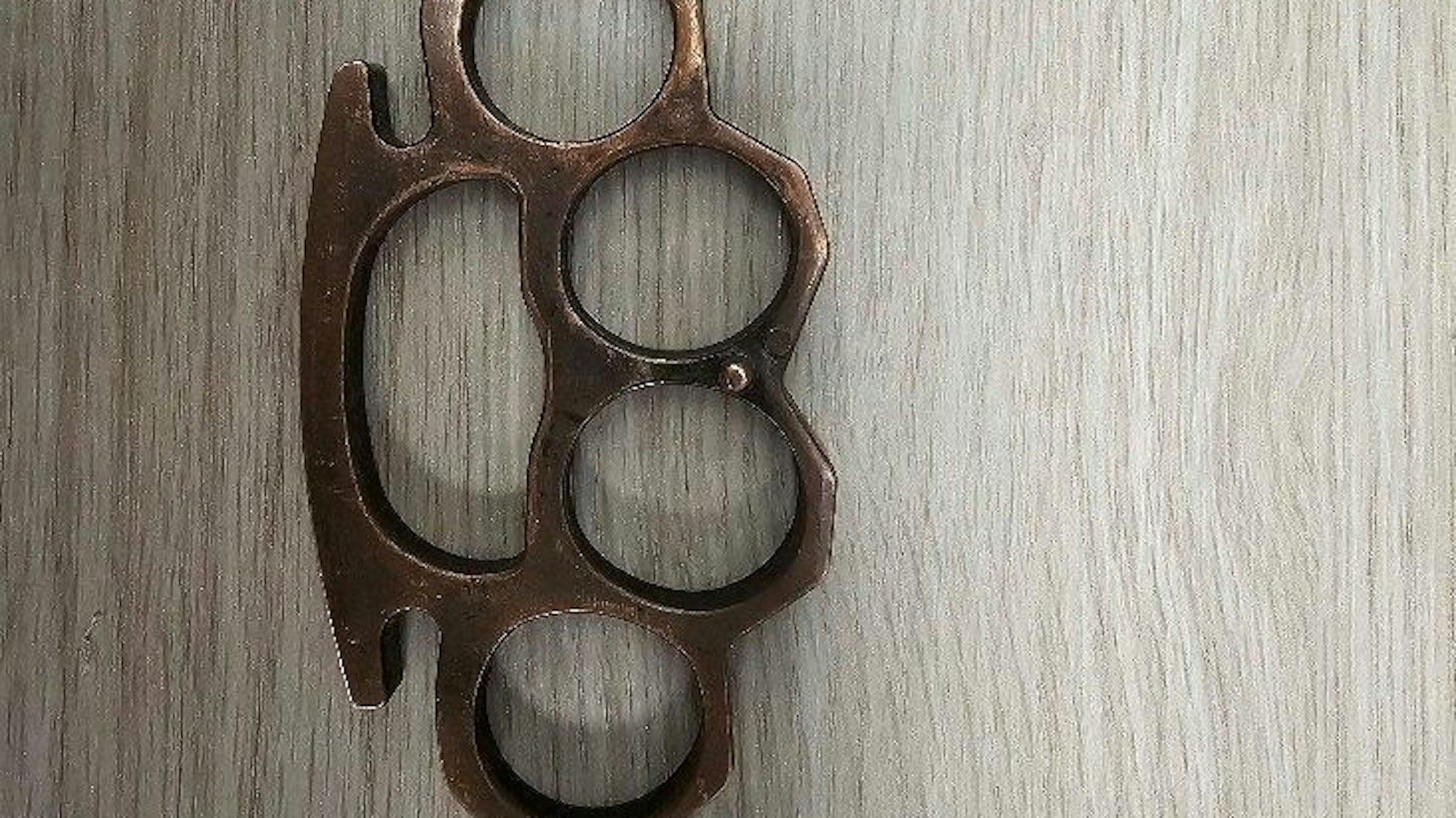 Sichergestellter Schlagring am Flughafen Köln/Bonn