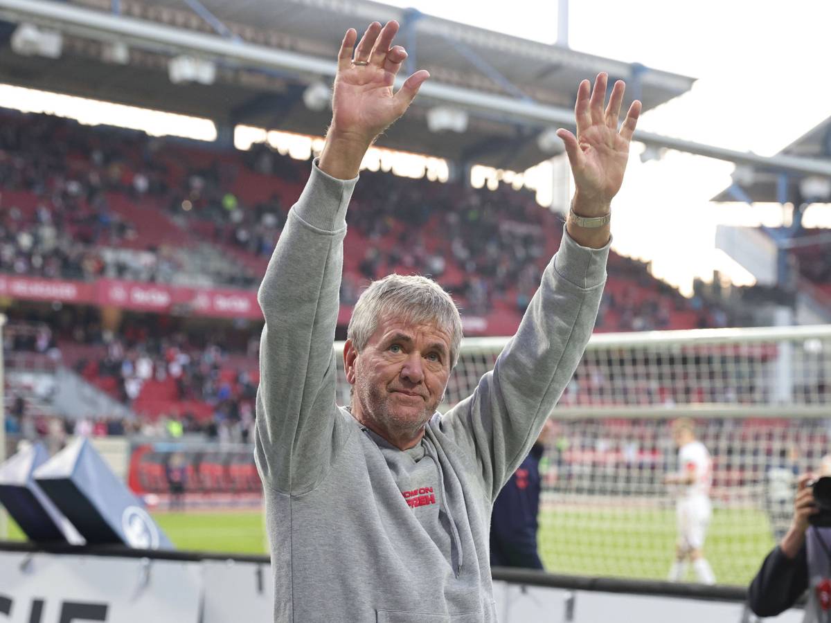 Friedhelm Funkel winkt nach dem Spiel mit dem 1. FC Köln.