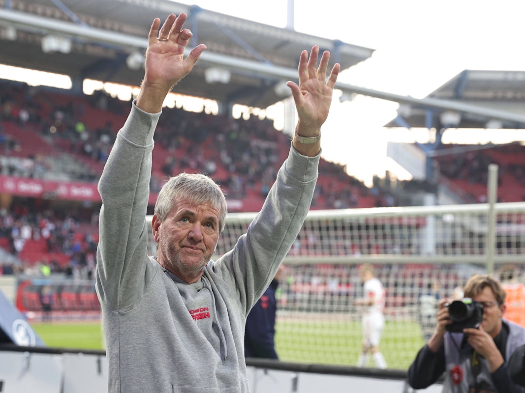 Friedhelm Funkel winkt nach dem Spiel mit dem 1. FC Köln.