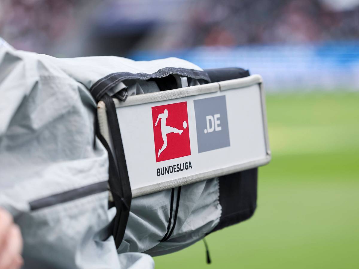 Eine TV-Kamera bei einer Bundesliga-Übertragung.