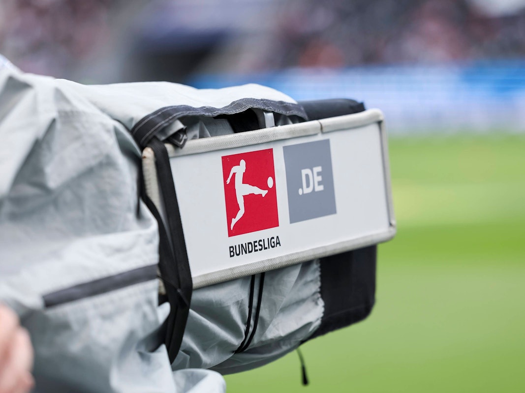 Eine TV-Kamera bei einer Bundesliga-Übertragung.