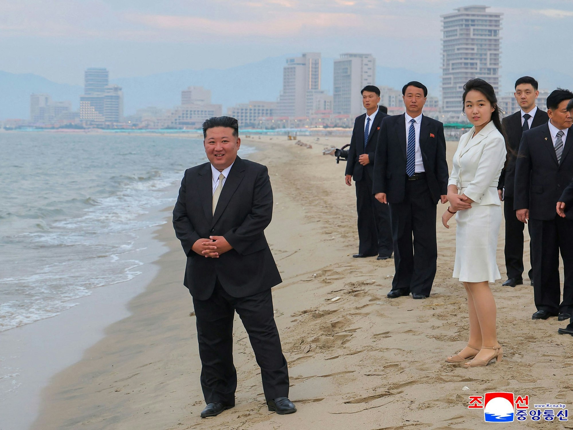 Kim Jong-un steht mit seiner Tochter Kim Ju Ae am Strand von Wonsan.