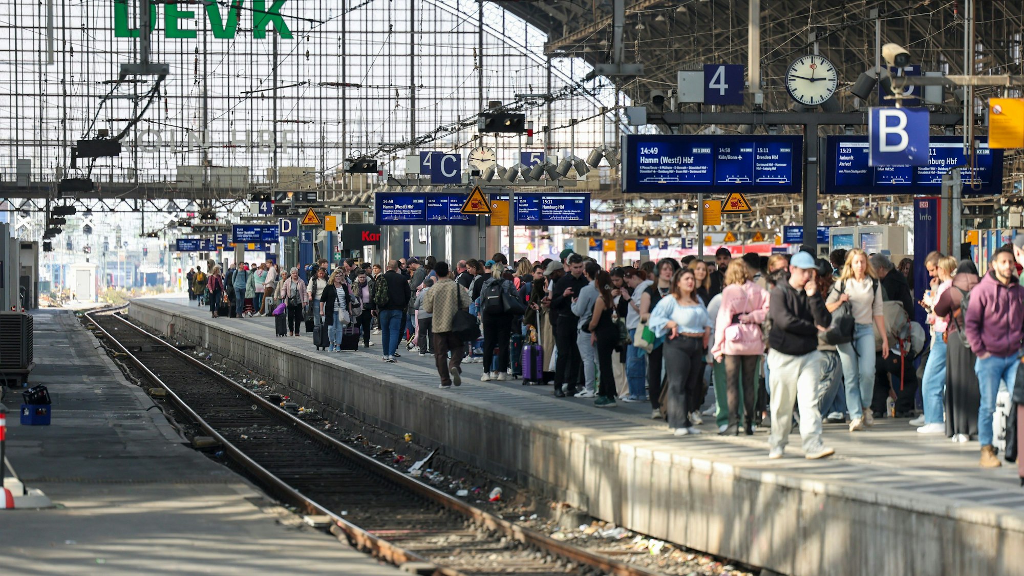 Wartende Reisende stehen am Kölner Hauptbahnhof (Archivfoto)