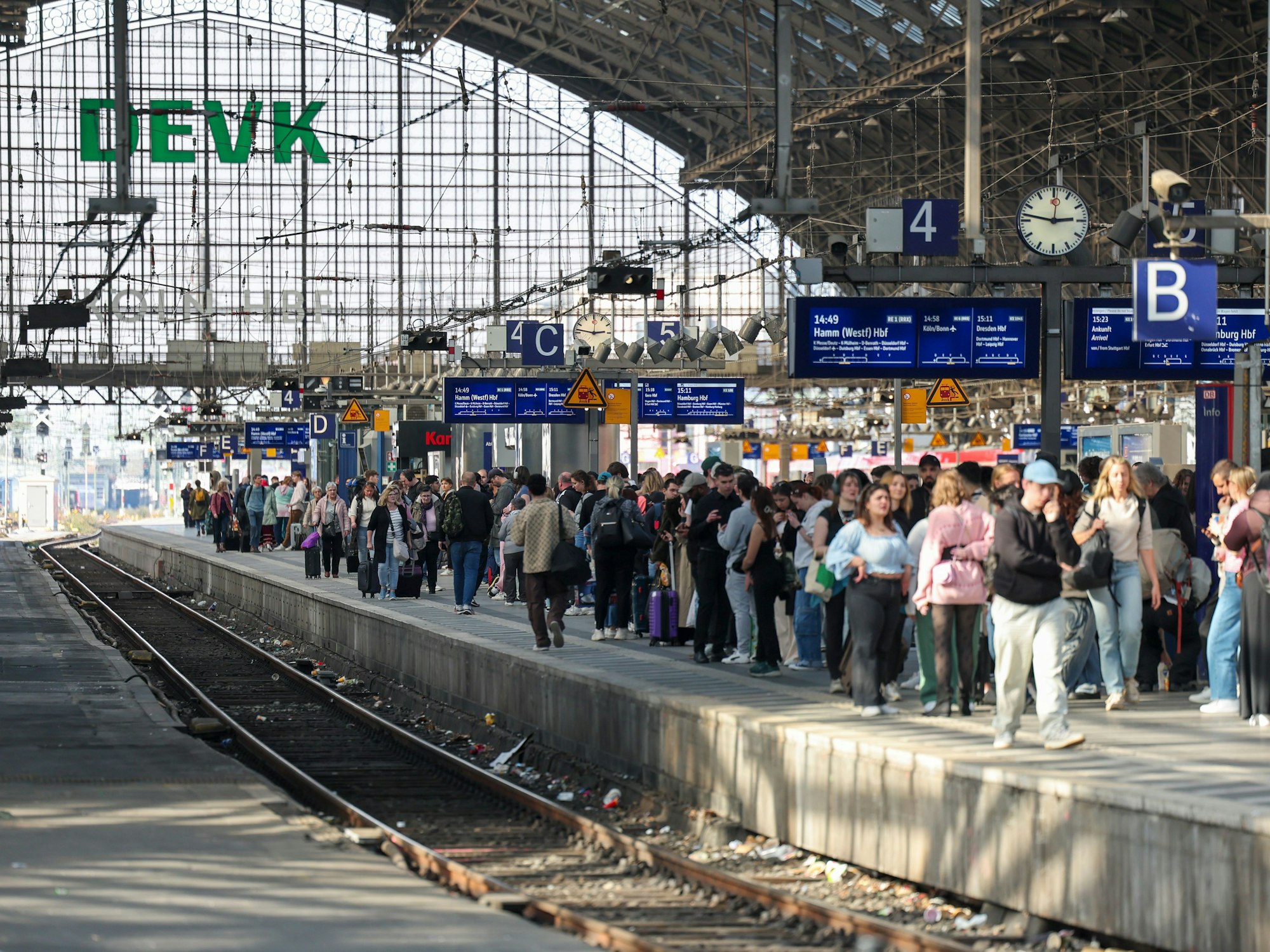 Bahnreisende warten im März 2025 am Kölner Hauptbahnhof auf ihren Zug.