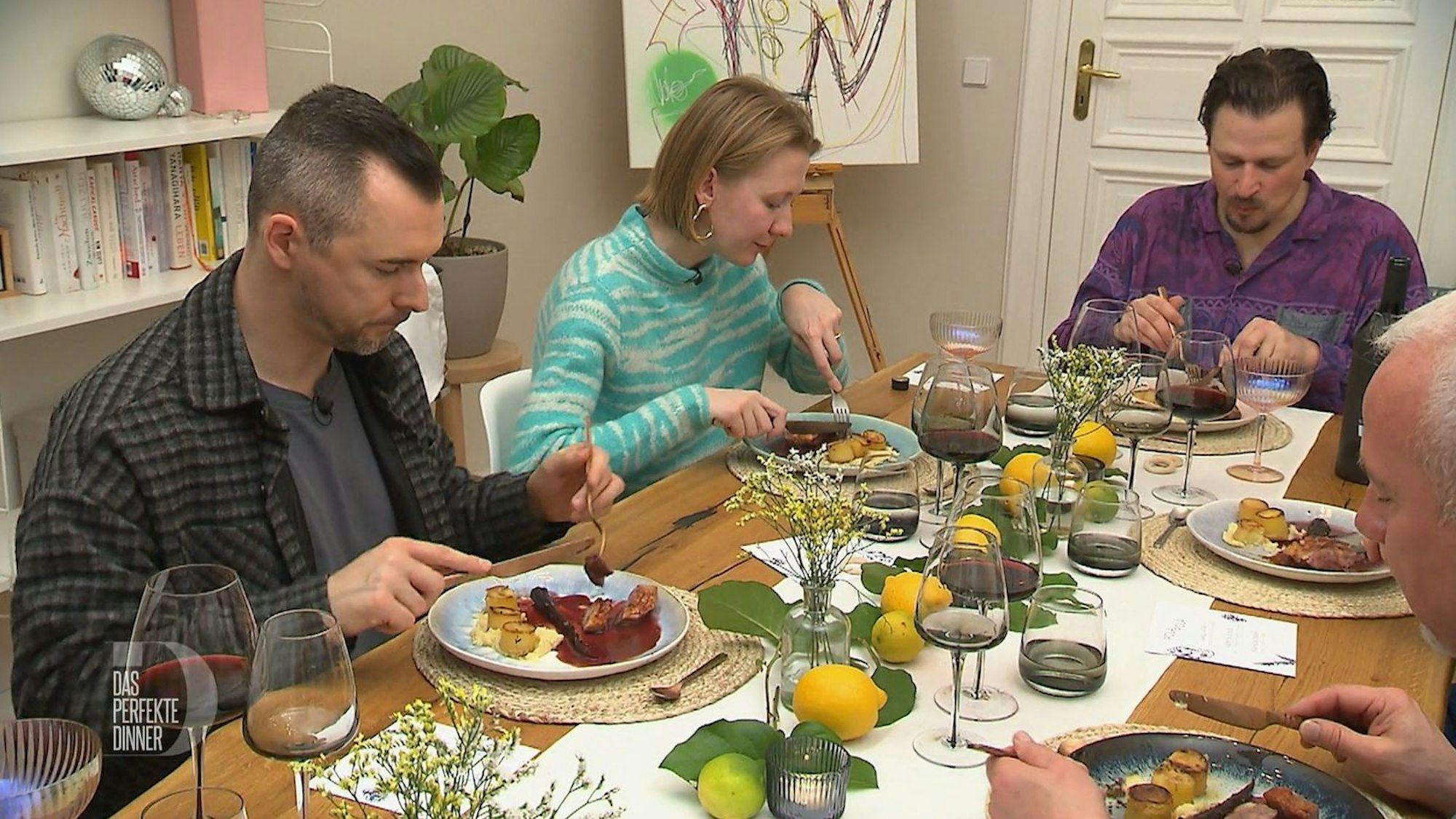 Andächtig genießen Theresa, Benni (links) und Heiko Matos (rechts) Hauptgang: Entenbrust mit Portwein-Brombeersoße, Pommes Fondantes und Pastinakenpüree.