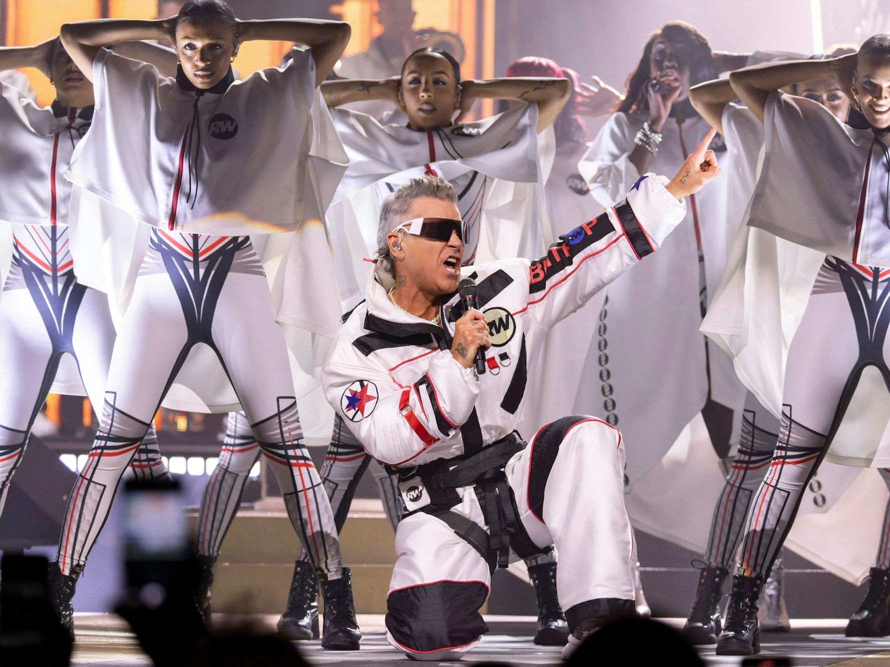 Robbie Williams im Astronauten-Anzug auf der Bühne.