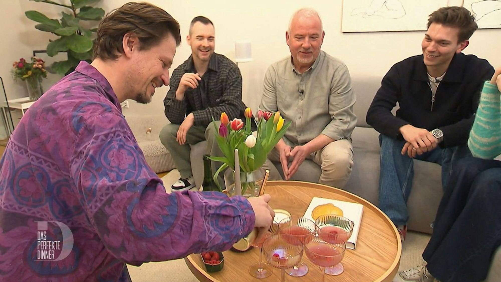 Mato (links) kredenzt der Berliner „Dinner“-Runde zum Auftakt einen „Lover's Martini“. (Bild: RTL)