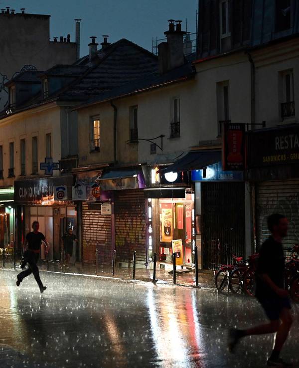 Menschen bringen sich in Paris vor dem Unwetter in Sicherheit.