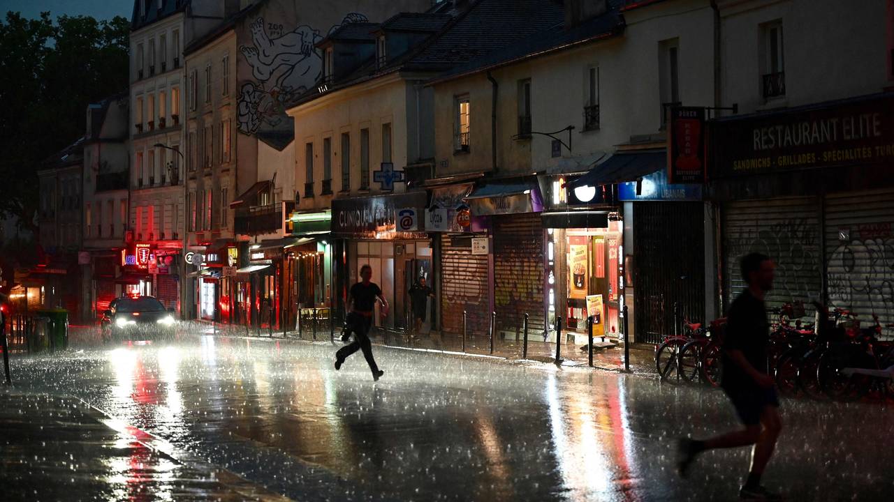 Menschen bringen sich in Paris vor dem Unwetter in Sicherheit.