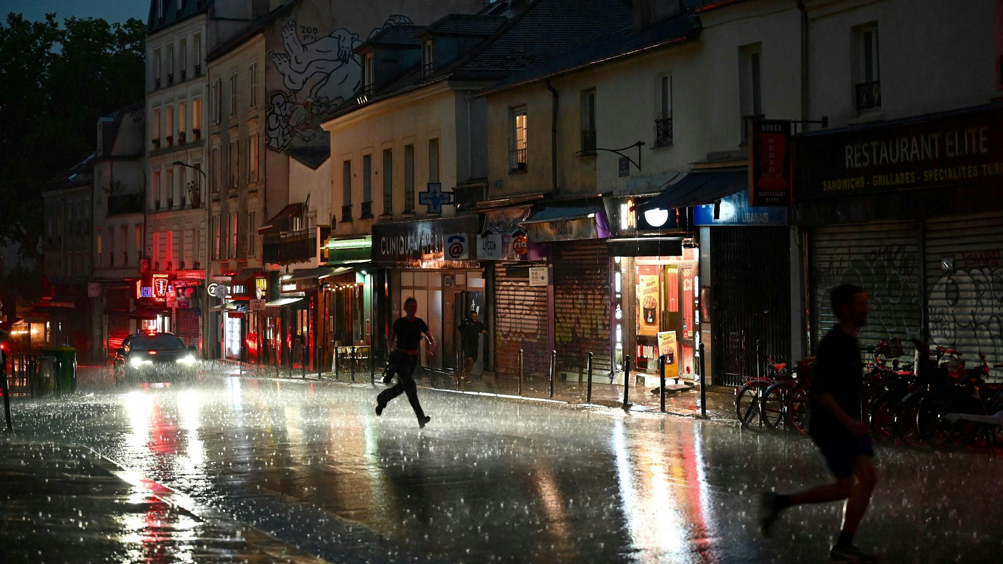 Menschen bringen sich in Paris vor dem Unwetter in Sicherheit.