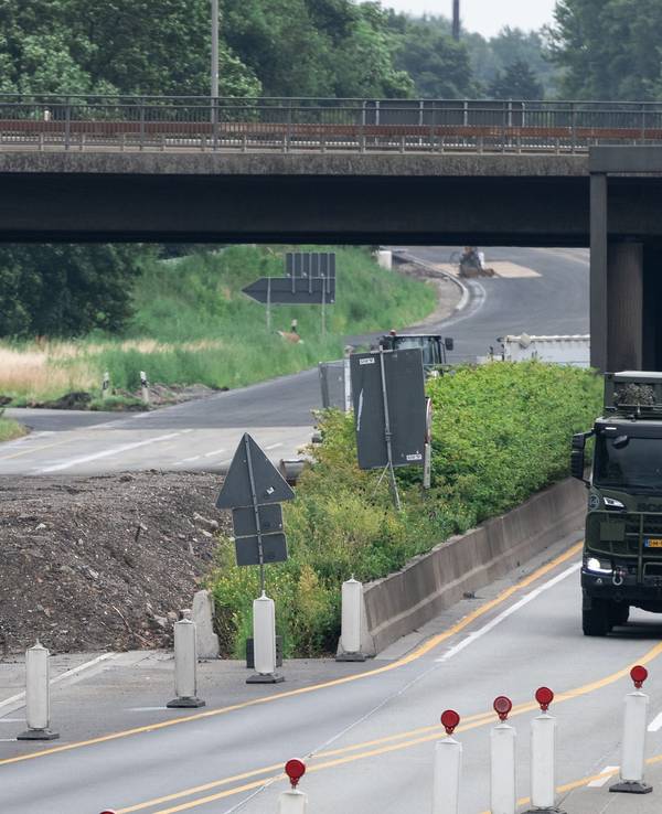 Militärfahrzeuge, die zu einer Kolonne gehören, fahren auf der Autobahn A2 auf der Höhe von Oberhausen.