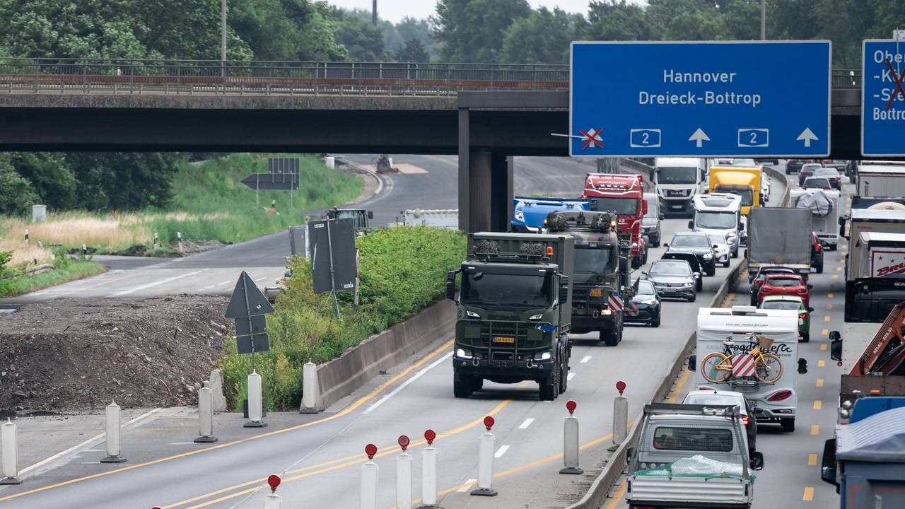 Militärfahrzeuge, die zu einer Kolonne gehören, fahren auf der Autobahn A2 auf der Höhe von Oberhausen.