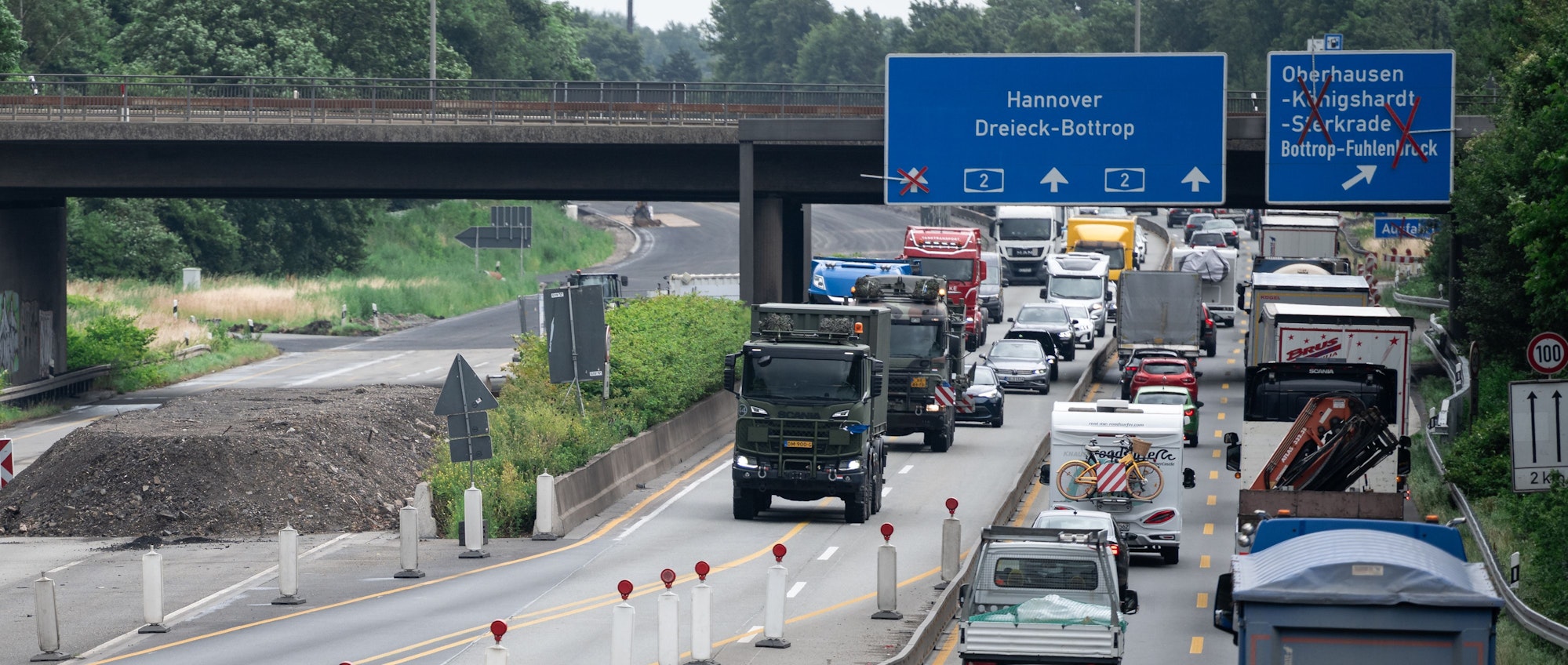 Militärfahrzeuge, die zu einer Kolonne gehören, fahren auf der Autobahn A2 auf der Höhe von Oberhausen.
