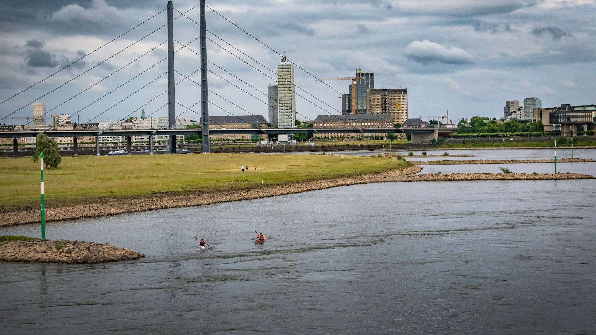 Zwei Männer haben ihren Schwimmausflug im Rhein bei Düsseldorf mit ihrem Leben bezahlt (Symbolbild).