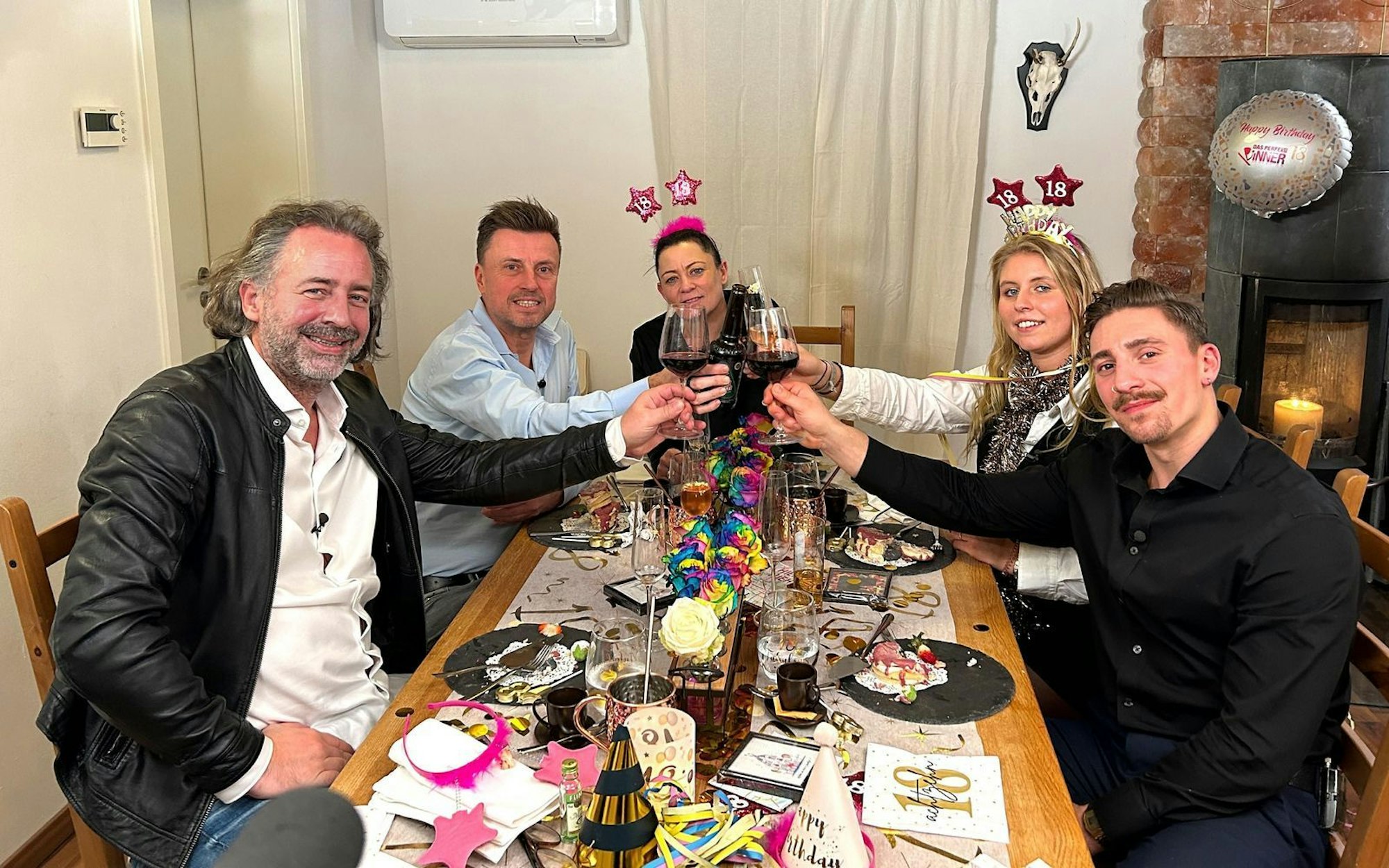 „Das perfekte Dinner“ - hier die Jubiläumsrunde zum 18. Geburtstag der Sendung - kommt im Juli aus der sinnbildlichen Konserve. (Bild: RTL / ITV Studios Germany)