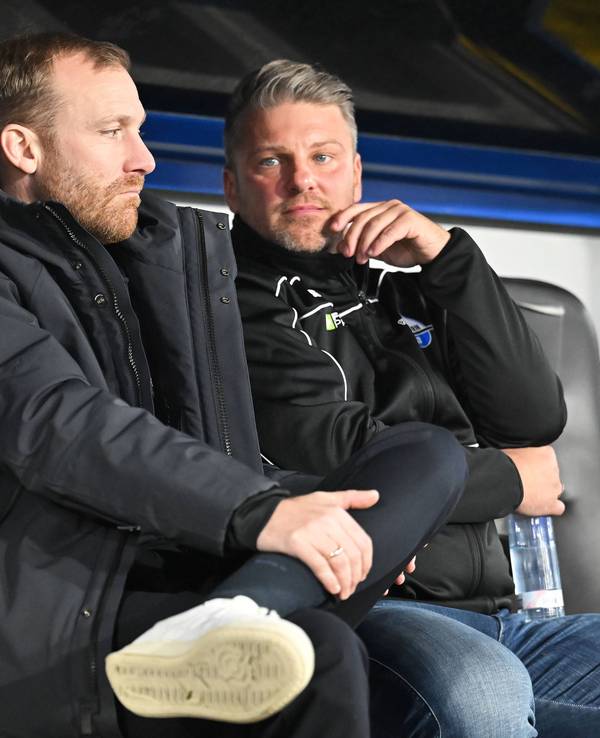 Lukas Kwasniok sitzt auf der Paderborn-Ersatzbank neben Benjamin Weber.