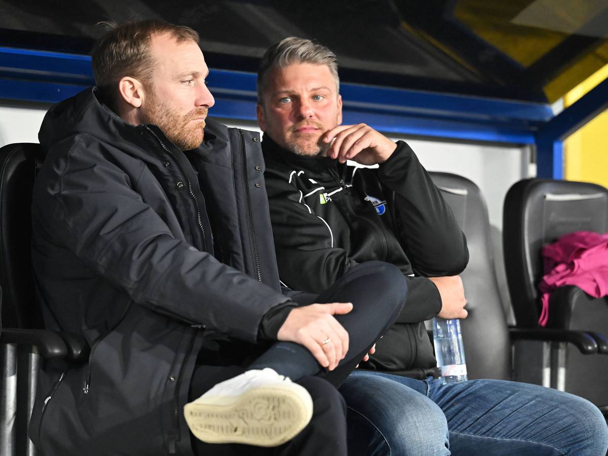 Lukas Kwasniok sitzt auf der Paderborn-Ersatzbank neben Benjamin Weber.